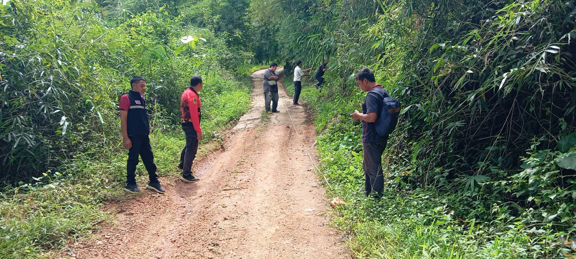 สำรวจพื้นที่ได้รับความเสียหาย เนื่องจากฝนตกหนักติดต่อกันเป็นเวลานานทำให้หลายพื้นที่เกิดดินสไลด์